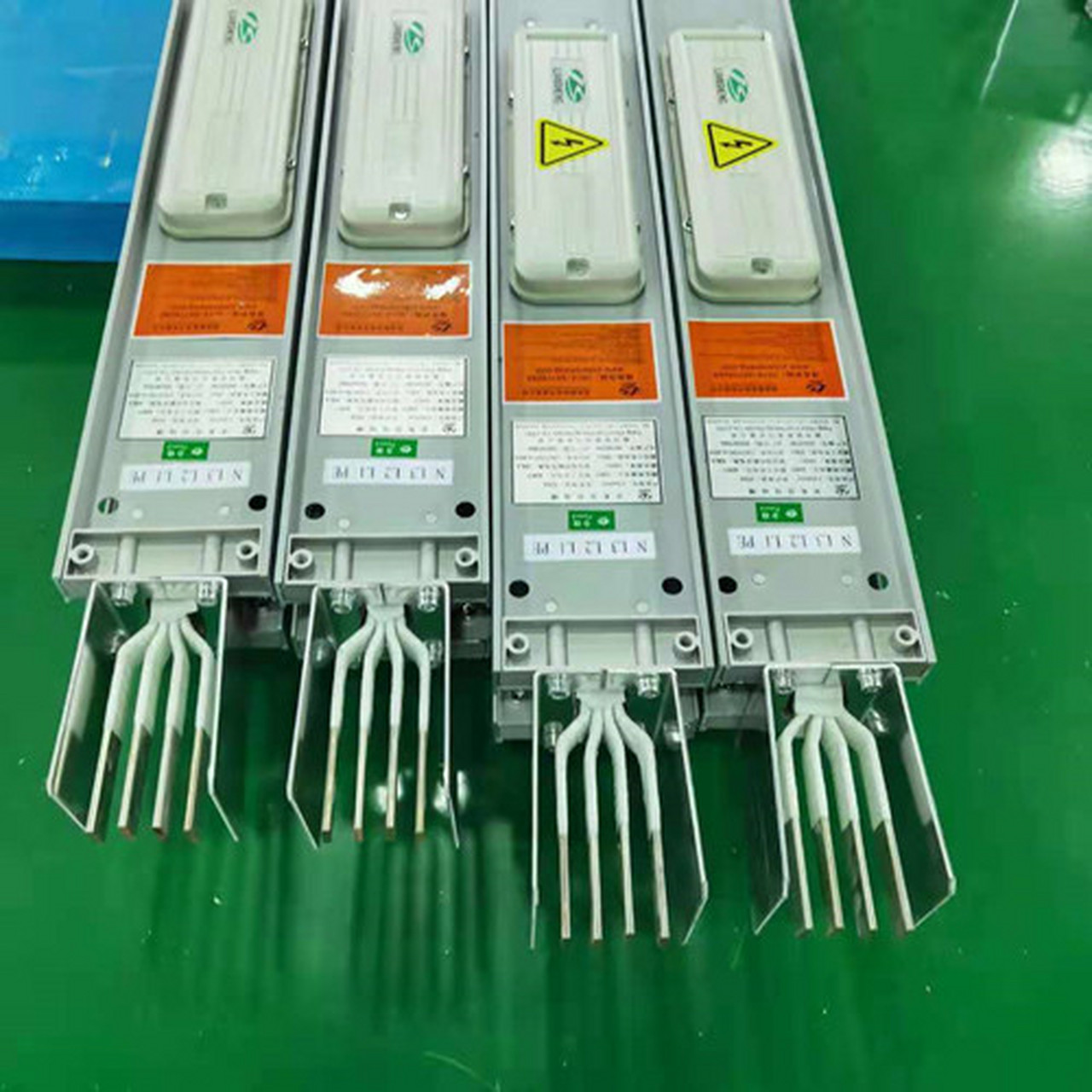 母线槽,是由铜,铝母线柱构成的一种封闭的金属装置,用来为分散系统各